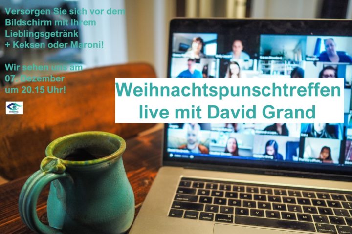 Online-Meeting auf Laptop-Screen plus türkise Tasse auf braunem Holztisch